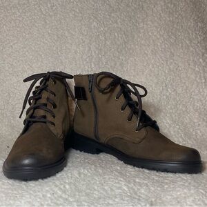 Munro Extralight Women’s Boots with Shock Absorbing Heel Size 8